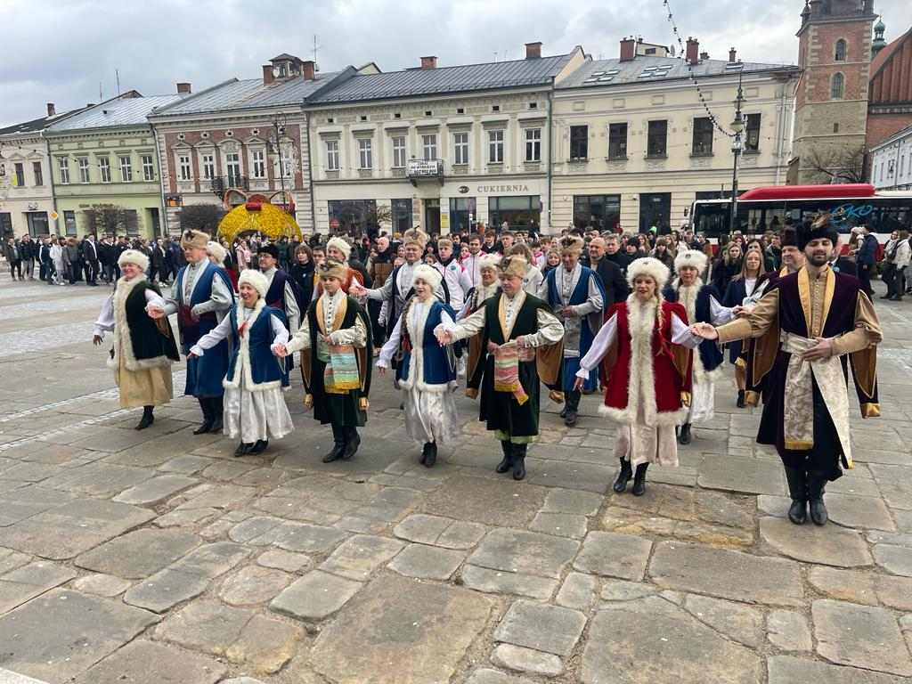 Zdjęcie Rynek - polonez 2024 (25)d2e445d7-f5c1-4d00-8ebf-fa58d5007664.jpg w galerii Polonez na sądeckim rynku